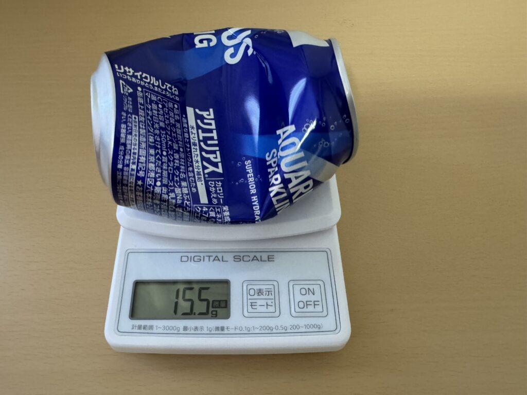 350mlのアルミ缶をデジタルスケールに載せて重量を測定している様子。表示は15.5g。