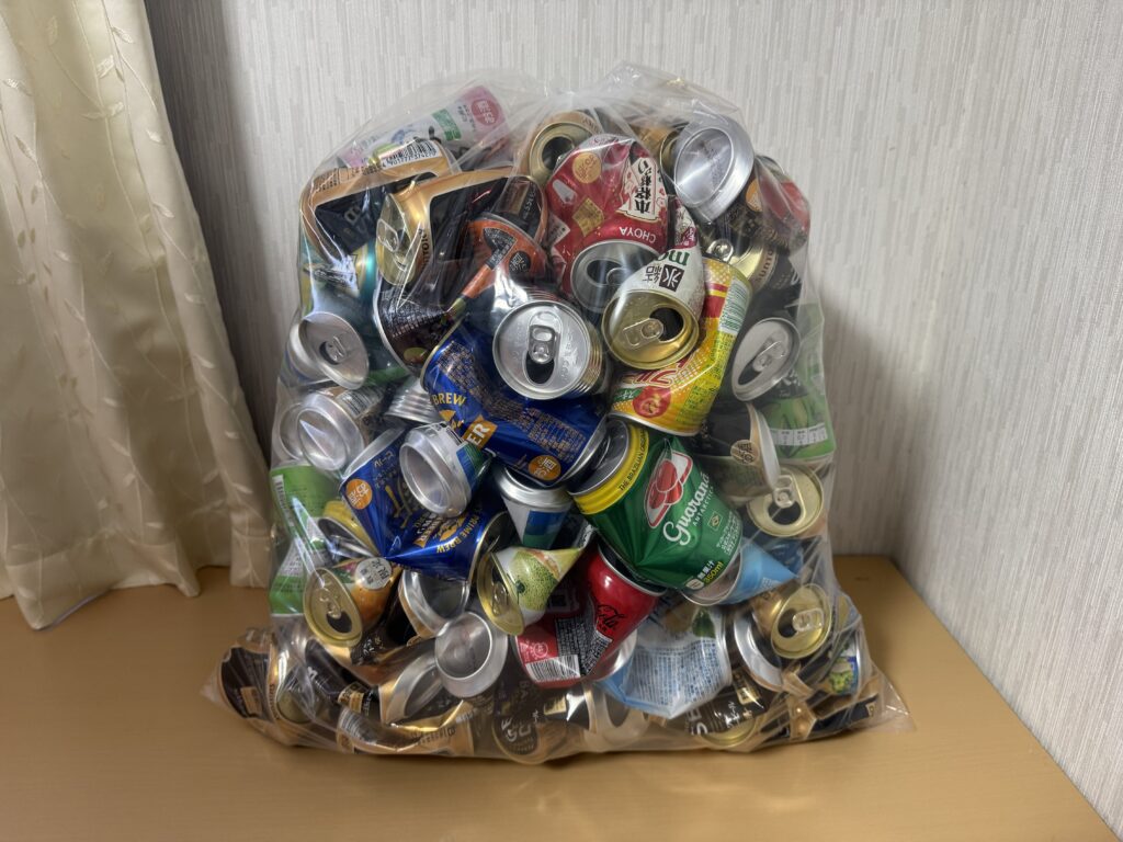 45Lポリ袋に潰したアルミ缶をいっぱいまで詰めた状態の写真(前面)。缶がぎっしり入っている様子。