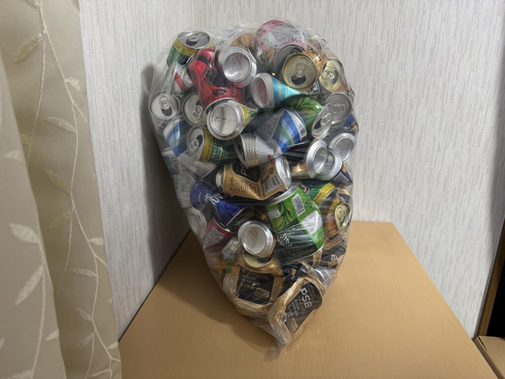 45Lポリ袋にアルミ缶を満タンに詰め、横側から撮影した写真。袋がパンパンに膨らんでいる様子。