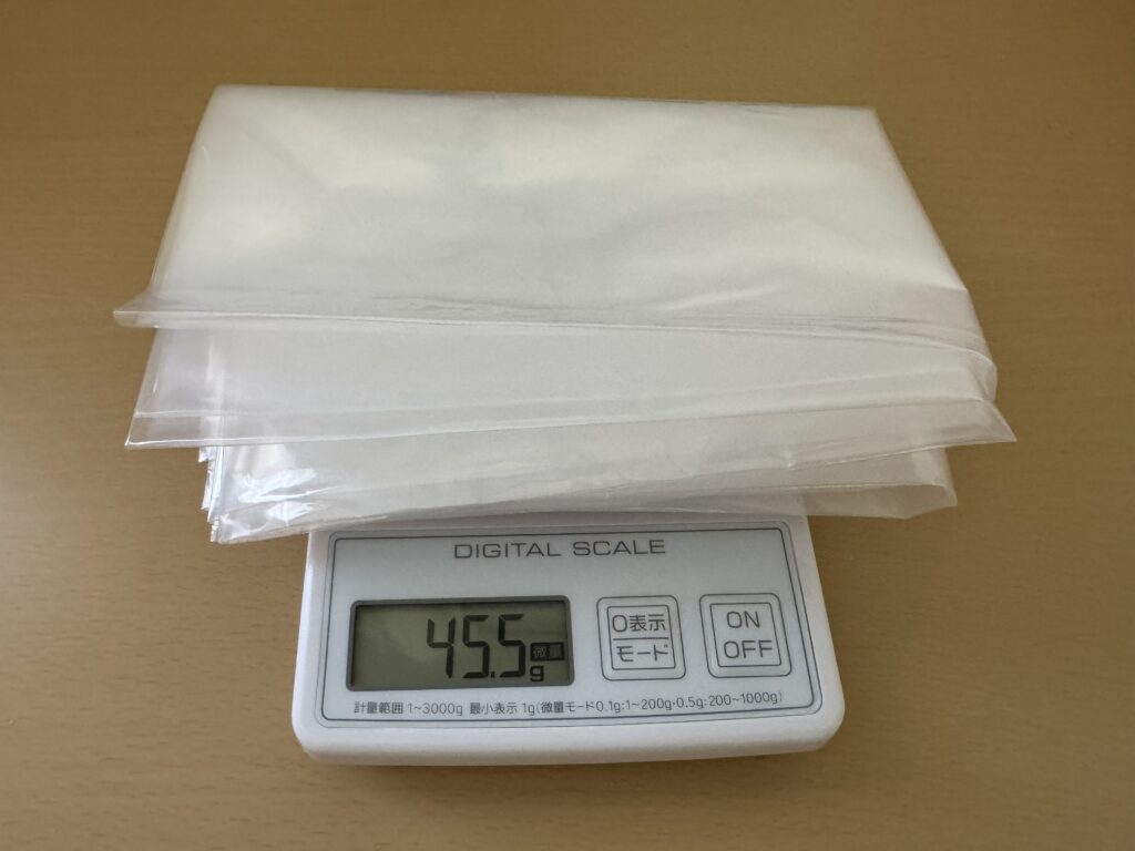 45Lポリ袋(厚さ0.05mm)をデジタルスケールで量ったときの重量。1枚45.5gと表示されている様子。