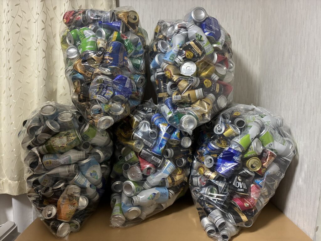 45Lポリ袋にまとめたアルミ缶の写真。袋いっぱいに缶が詰められている。