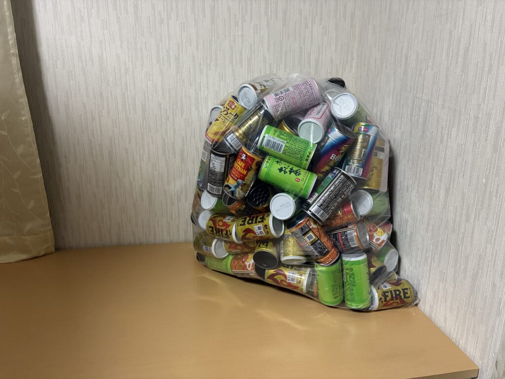 45Lポリ袋にまとめたスチール缶の写真。容量いっぱいにスチール缶が入った状態。